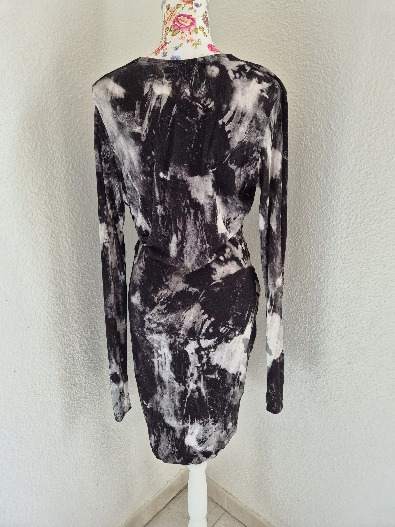 Robe Religion G 42 preta tie and dye mangas compridas decote em V drapeada chique noite 100% viscose – photo 6